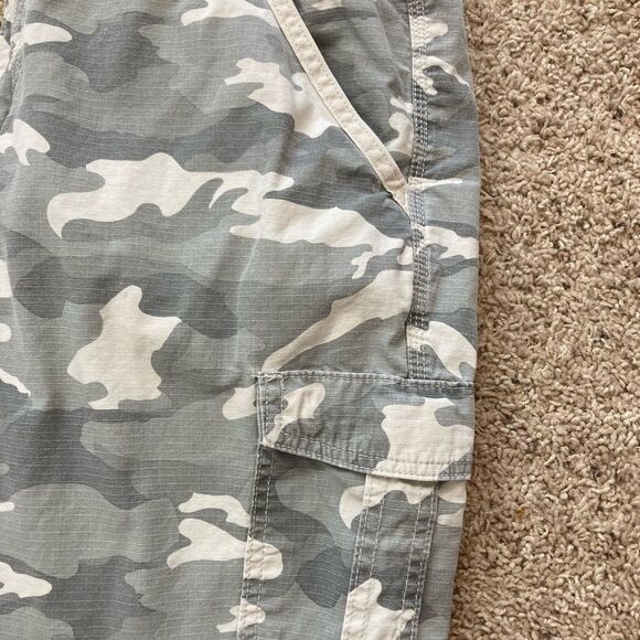 Carhartt camo relaxed crop pants w/ cargo pockets - Picture 2 of 13